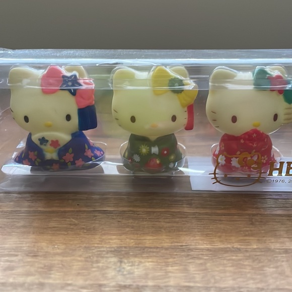 “Hello Kitty” 6 Piece Kimono Figures - Picture 4 of 7